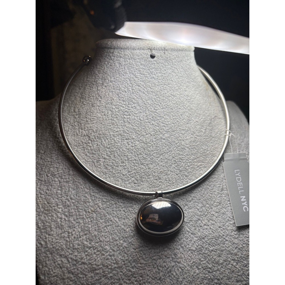 #14. Wire Collar Oval Pendant Necklace
